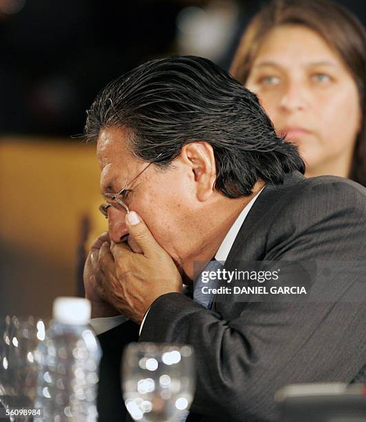 Argentina: El presidente peruano Alejandro Toledo habla por su telefono celular durante la ultima sesion plenaria de la IV Cumbre de las Americas, en...