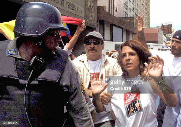 Foto tomada el 30 de julio de 2005 de la periodista venezolana opositora Patricia Poleo durante una marcha en Caracas. Poleo, cuya captura fue pedida...