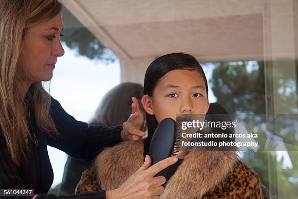 combing mother - adopted chinese daughter ストックフォトと画像
