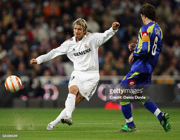 David Beckham of Real Madrid makes a pass past Gabriel Milito of Zaragoza during a Primera Liga match between Real Madrid and Zaragoza at the...