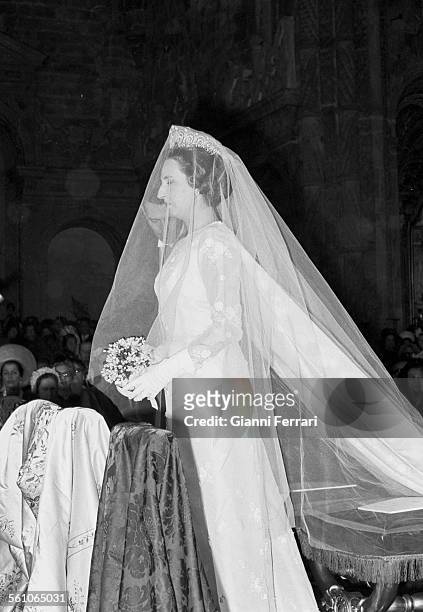Pilar, sister of King Juan Carlos de Borbon, the day of her wedding to Luis Gomez Acebo Estoril, Portugal. .