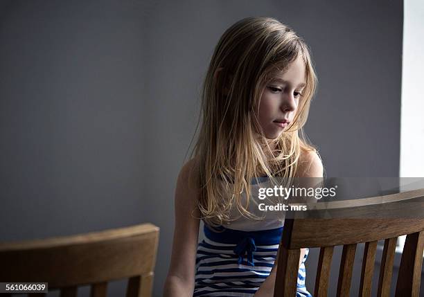 sad looking girl - alleen één meisje stockfoto's en -beelden