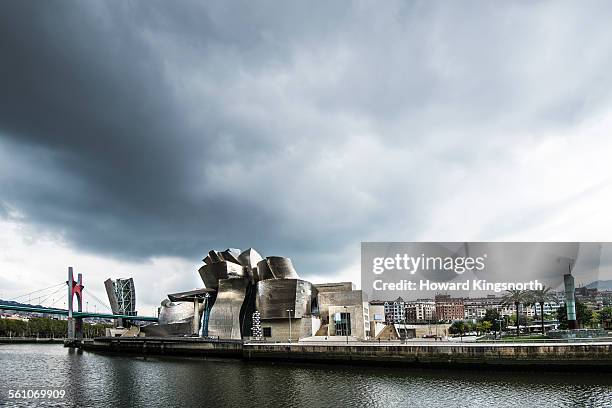 guggenheim museum and waterfront skyline - ビルバオ ストックフォトと画像