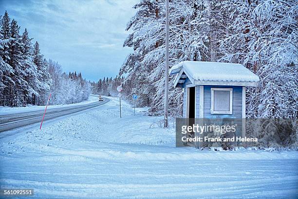 traditional bus stop on corner of snow covered rural road, hemavan, sweden - hemavan stock pictures, royalty-free photos & images