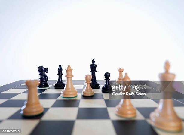 a chess match in progress - chess board without photos et images de collection
