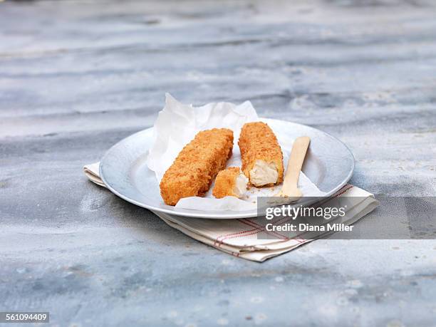 plate of fried chunky breaded fish fingers on steel table - paper napkin fotografías e imágenes de stock