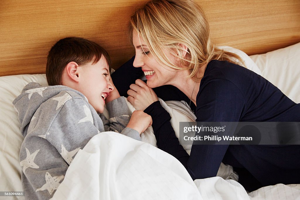 Мамама с сыном в кровати. Мальчик с мамой в постели. Фотосессия мама с сыном в постели. Пришел к маме в постель
