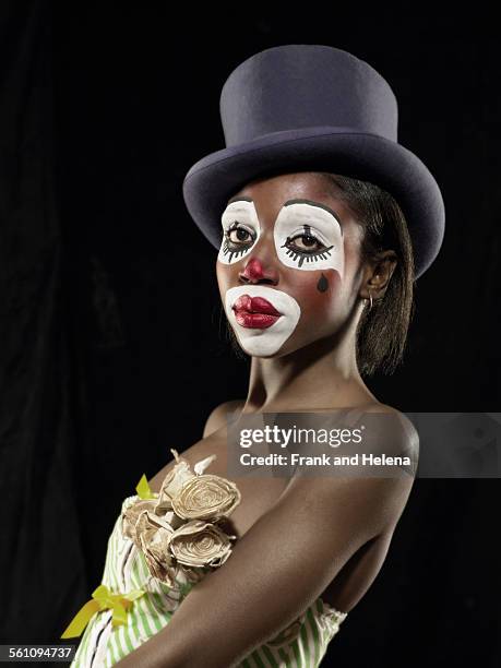 studio portrait of young woman in clown face paint wearing top hat - cartola imagens e fotografias de stock