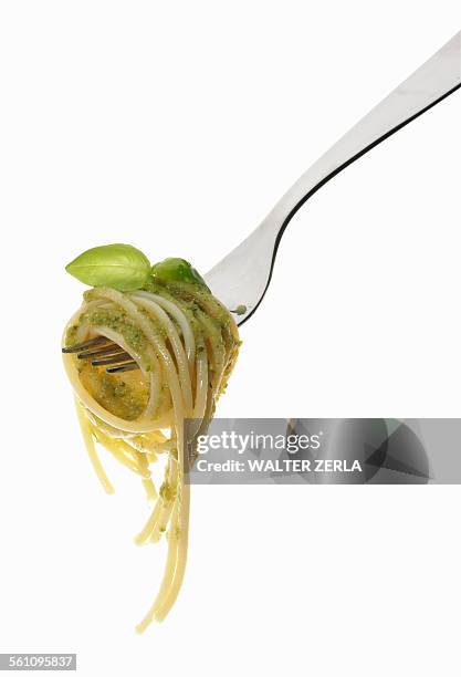 spaghetti al pesto genovese wrapped around fork - fork foto e immagini stock