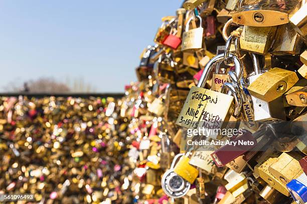 love locks, pont neuf, quais de lhorloge, ile de la cite, paris, france - the paris agreement stock pictures, royalty-free photos & images