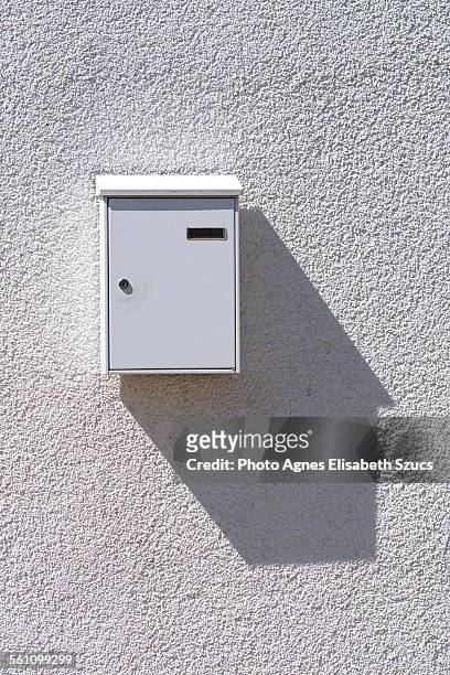 simple white mailbox & shadow - domestic mailbox stock-fotos und bilder