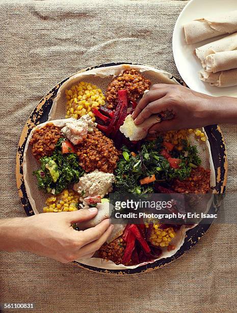 ethiopian injera and wat meal - ethiopian food foto e immagini stock
