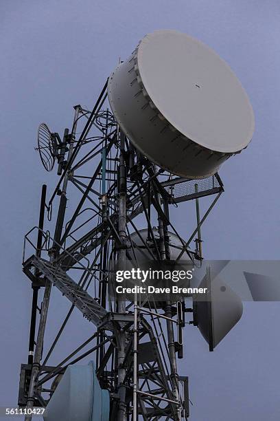 antennas on a communications tower at night - command antenna us photos et images de collection