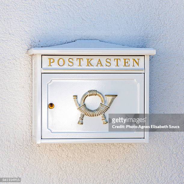 cneuarc16 white mailbox with post horn symbol - domestic mailbox stock-fotos und bilder