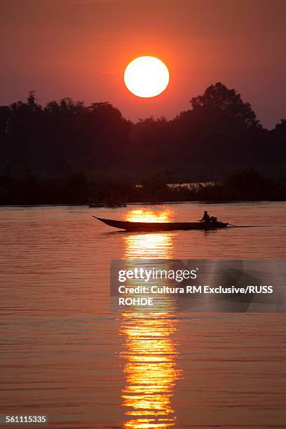 sunset over the mekong river in don det, laos - glow rm fotografías e imágenes de stock