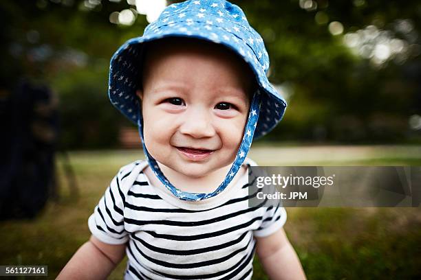 close up portrait of baby boy smiling at camera - eenjarig plantenkenmerk stockfoto's en -beelden