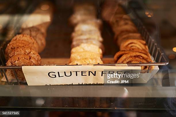 tray of gluten free pastries - sans gluten photos et images de collection