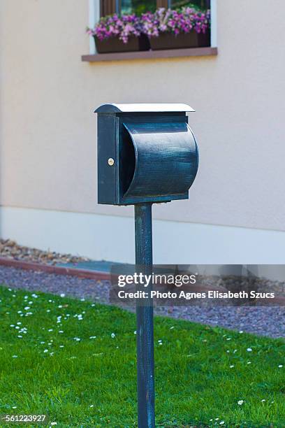 standing mailbox in garden - domestic mailbox fotografías e imágenes de stock