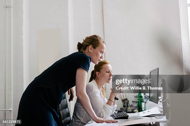 two women working in an office - 2 ladies table computer stockfoto's en -beelden