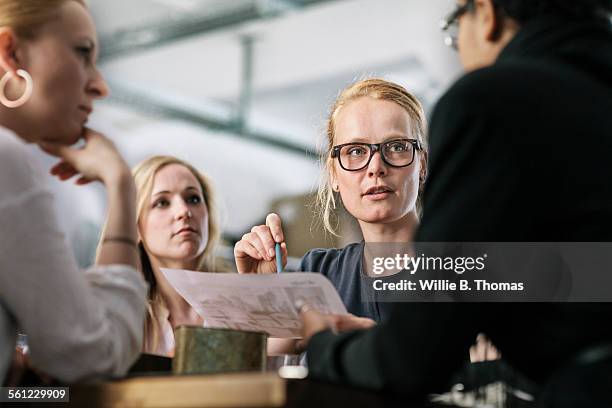 women leading her team in business meeting - vogues forces of fashion conference stockfoto's en -beelden