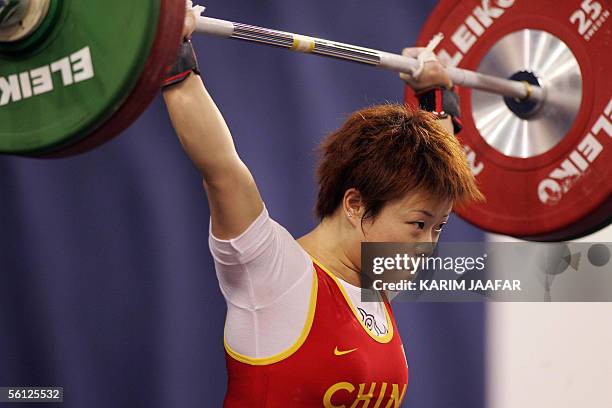 Wang Ming Juan of China lifts during the women's 48kg category at the World Weightlifting Championships in Doha, 09 November 2005. AFP PHOTO/KARIM...