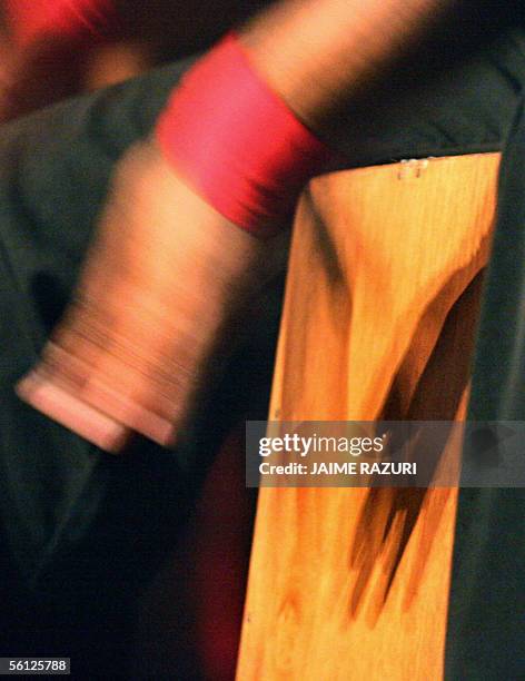 El cajon de madera: un instrumento peruano que se integro al flamenco. Un artista de musica afro-peruana toca un cajon peruano el 18 de octubre de...