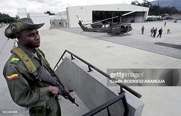 Un miembro de la Policia Antinarcoticos de Colombia custodia un hangar donado por Estados Unidos, el cual fue inaugurado por John Walters, Zar...