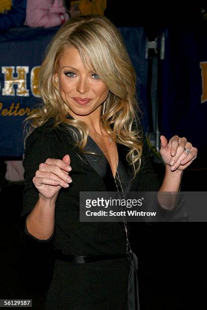 Actress Kelly Ripa arrives for a taping of "The Late Show With David Letterman" at The Ed Sullivan Theater on November 9, 2005 in New York City.