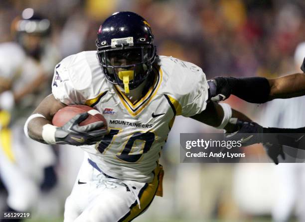 Steve Slaton of West Virginia Mountaineers runs for a tochdown against Cincinnati Bearcats at Nippert Stadium on November 9, 2005 in Cincinnati, Ohio.