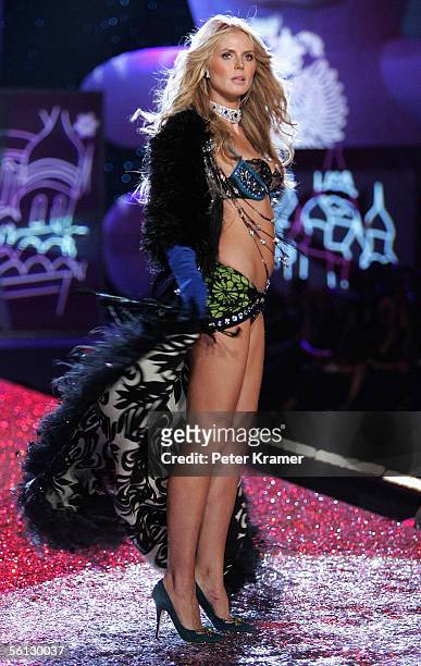 Model Heidi Klum walks the runway at The Victoria's Secret Fashion Show at the 69th Regiment Armory November 9, 2005 in New York City.