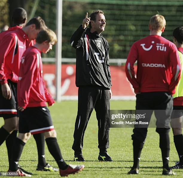 Peter Neururer new headcoach of Hannover gives instructions to the team during the training session of Hanover 96 at the Mehrkampfbahn near the AWD...