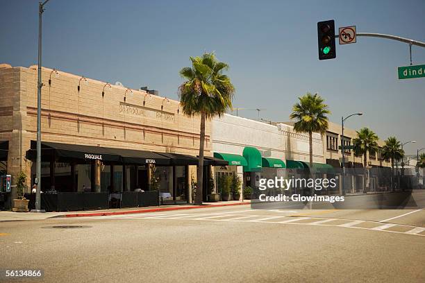 shops lining a sidewalk, rodeo drive, los angeles, california, usa - beverly hills california stock-fotos und bilder
