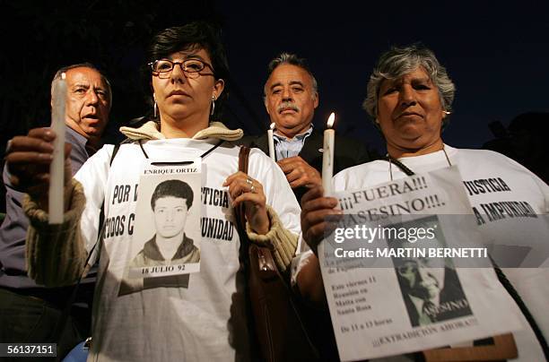 Personas protestan pacificamente mostrando afiches alusivos al ex presidente peruano Alberto Fujimori durante un protesta de activistas de DDHH y...