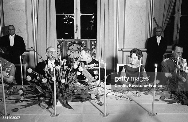 Lors du dîner à l'Elysée donné en l'honneur des souverains danois, le général de Gaulle, le roi Frédéric IX de Danemark et Madame de Gaulle...