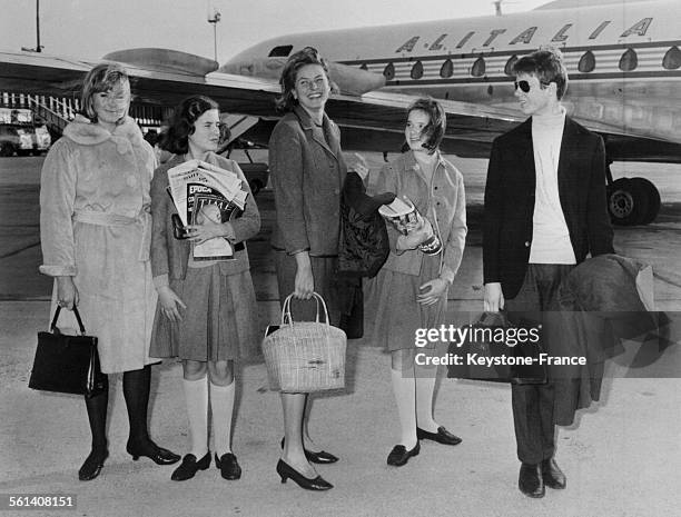 Ingrid Bergman entourée de ses quatre enfants, les jumelles Isotta et Isabella, son fils Robertino et sa fille aînée Pia Lindstrom avant le décollage...