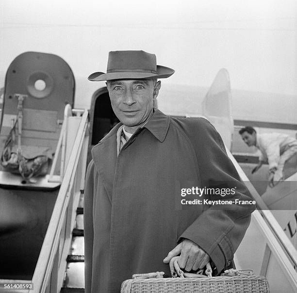 Le professeur Oppenheimer, le père de la bombe atomique, à sa descente d'avion à l'aéroport d'Orly, France le 19 avril 1958.