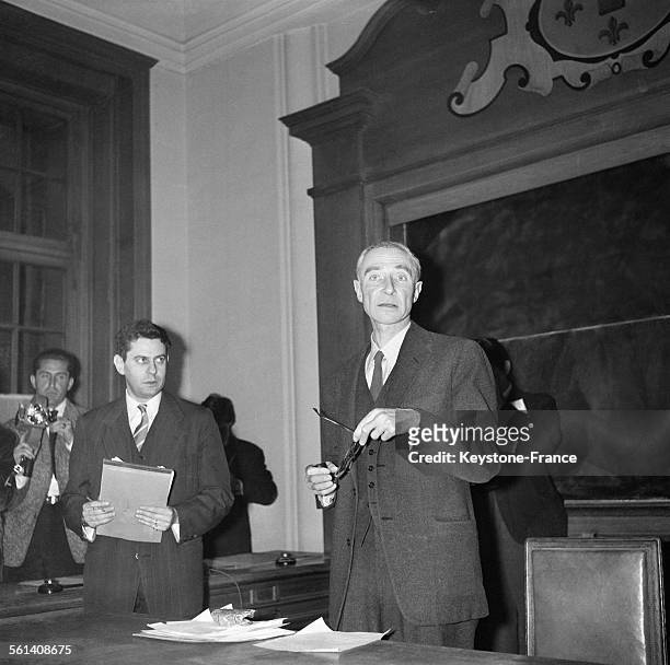 Première d'une série de six conférences dans l'amphithéâtre de la Sorbonne par le physicien américain Robert Oppenheimer le 24 avril 1958 à Paris,...