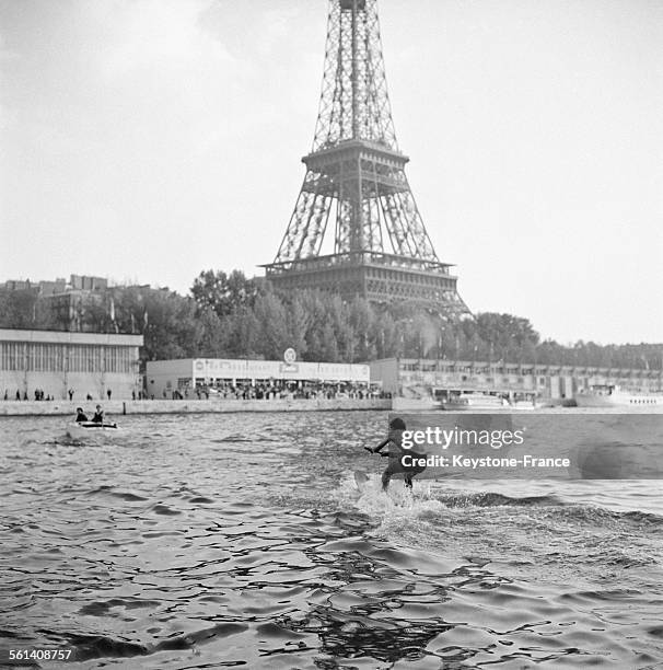 Dans le cadre du Salon nautique, ski nautique pour enfant sur le Seine, à Paris, France le 9 octobre 1959.