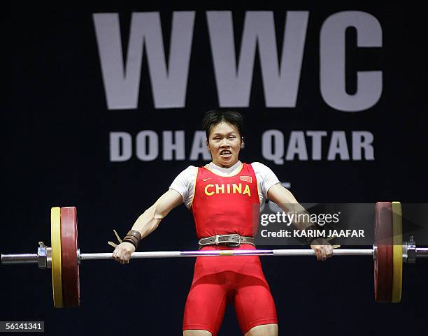 Gu Wei lifts during the Women's 58kg category in the World Weightlifting Championships in Doha, 11 November 2005. AFP PHOTO/KARIM JAAFAR