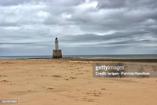 rattray lighthouse, aberdeenshire - rattray head stock-fotos und bilder