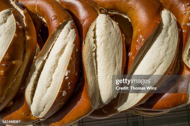 soft pretzels - breze stock-fotos und bilder