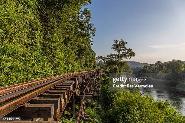 railroad near khwae noi river - brücke über den fluss kwai stock-fotos und bilder