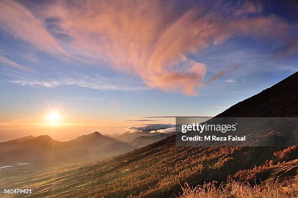 sunrise on pelawangan sembalun - mount rinjani 個照片及圖片檔