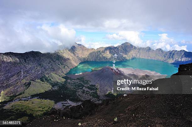 barujari mountain - vulkan rinjani stock-fotos und bilder