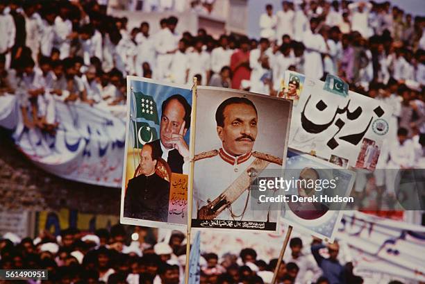 Supporters of Nawaz Sharif, leader of the Islami Jamhoori Ittehad or Islamic Democratic Alliance , in the run-up to the Pakistani General Election,...