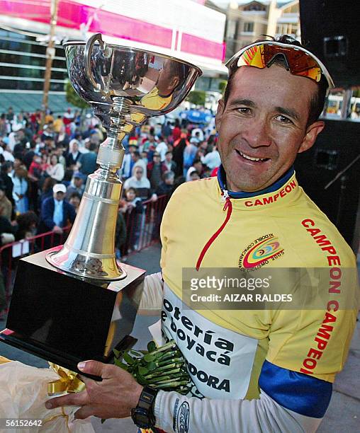 El ciclista colombiano Libardo Nino sostiene el trofeo luego de ganar la Xl Doble Copacabana de Ciclismo, el 13 de noviembre de 2005, en La Paz. La...