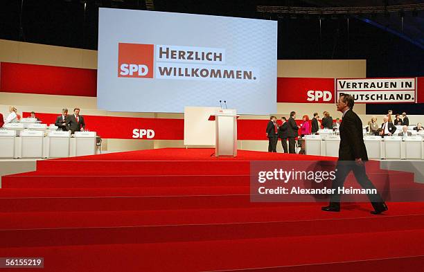 Outgoing SPD leader Franz Muentefering walks up to the podium during a three-day party conference of the Social Democratic Party at the Messehalle on...