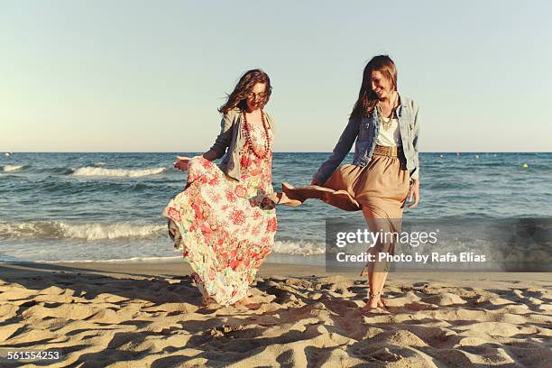 two stylish women on the beach - langes kleid stock-fotos und bilder