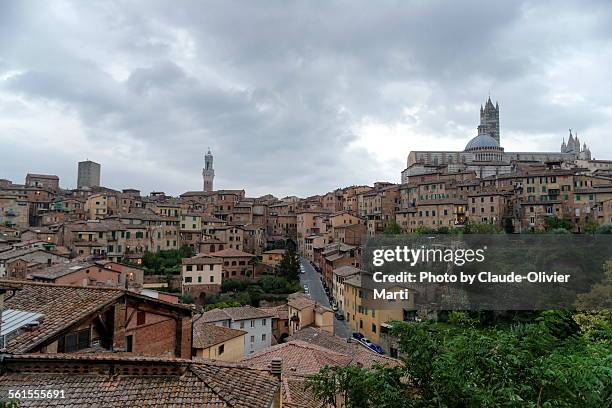 ciel couvert sur sienne/ siena dark sky - ciel couvert stock pictures, royalty-free photos & images