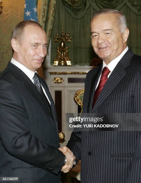 Moscow, RUSSIAN FEDERATION: Russian President Vladimir Putin welcomes his Uzbek counterpart Islam Karimov in the Kremlin in Moscow, 14 November 2005....